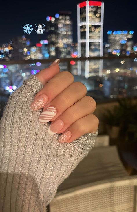 Cute Gel Nails Christmas, Cute Simple Winter Nails Acrylic, Christmas Proposal Nails, Almond Shaped Christmas Nail Designs, Nail Inspo 11-12, Cute Christmas Nail Ideas For Teens, Cute Nail Ideas For Christmas, Christmas Nails On Short Nails, Subtle Christmas Nails Almond