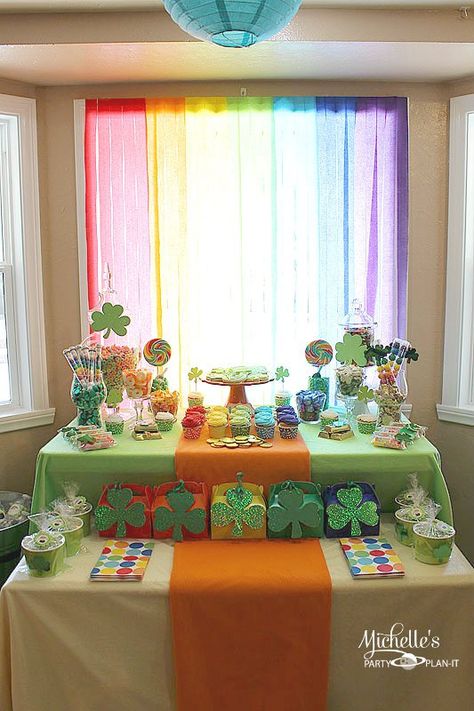 Sant Patrick, 21st Decorations, Rainbow Desserts, Irish Party, St Patricks Day Food, Party Plan, St Patrick's Day Decorations, Saint Patties, Party Table Cloth