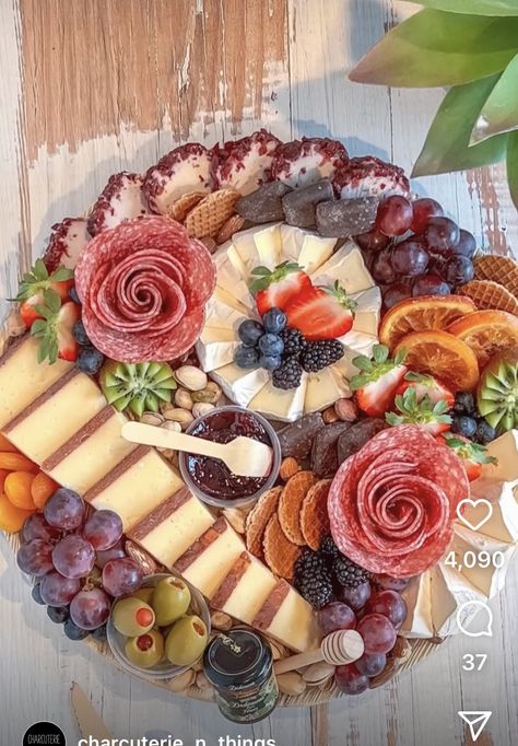 Round Meat And Cheese Platter, Apettizer Recipes, Charcuterie Lunch, Charcuterie Board Meats, Charcuterie Appetizers, Amazing Food Platters, Fruit Platter Designs, Charcuterie Plate, Party Food Buffet