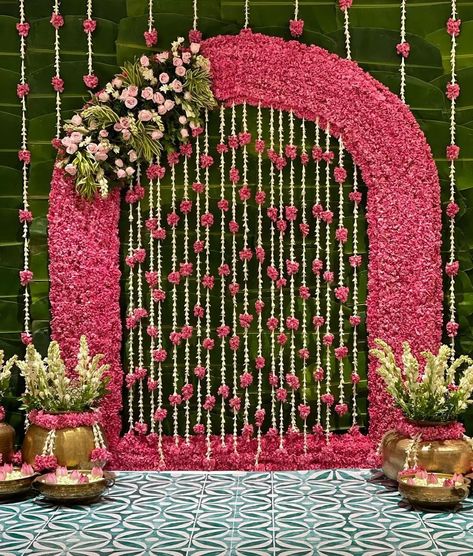 Vana Rasam Decoration For Home, Simple Background Decoration For Pooja, Lilly Decorations, Backdrop Design For Wedding, Kirtan Decoration, Seemantham Backdrop, Vana Rasam, Mehndi Stage Decor, Pellikuthuru Decor