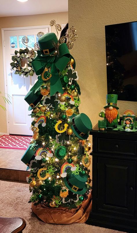 St Patricks Day Tree Decor, St Patrick’s Day Tree Decorations, St. Patrick’s Day Christmas Tree, Year Round Holiday Tree Ideas, Irish Christmas Tree, St Patrick’s Day Tree, New Years Tree Ideas, St Patricks Day Tree, Irish Christmas Decorations