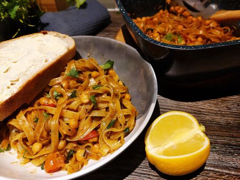 Fried Tagliatelle with Chickpeas and Tomatoes in Cajun Oil Chickpeas And Tomatoes, Tomato Oil, Vegetable Stock Cubes, Smoked Paprika, Chickpeas, Pad Thai, Vegan Vegetarian, Great Recipes, Tomatoes