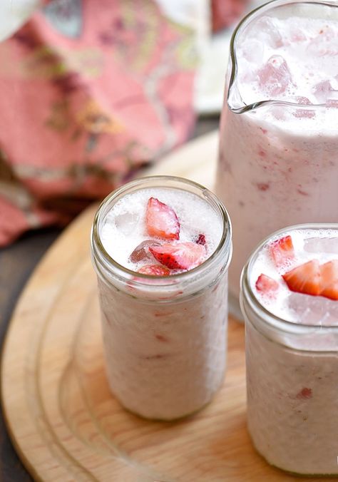 Mexican strawberry drink with milk in glasses Creamy Strawberry Agua Fresca Recipe, Strawberry Aqua Fresca Recipe, Strawberry Aqua Fresca, Agua Fresca Strawberry, Strawberry Fresca, Aqua Fresca Recipes, Strawberry Agua Fresca, Aqua Fresca, Agua Fresca Recipe