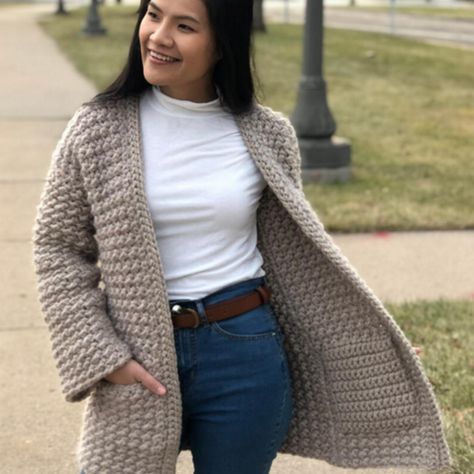 "This even moss stitch sweater pattern is beginner friendly to intermediate. With a companion video tutorial, I'm confident it's accessible to everyone. It makes for an incredibly warm and cozy sweater WITH POCKETS! I used a super bulky #6 yarn and an 8mm hook. It's a 1 row repeat, made in seven panels and sewn together. If you're unfamiliar with the even moss stitch, I have included a brief stitch tutorial on here as well. Enjoy!"Click here for the crochet pattern Crochet Even Moss Stitch, Moss Stitch Sweater, Even Moss Stitch, Pola Sweater, Crochet Coat Pattern, Crochet Cardigan Pattern Free, Crochet Sweater Pattern Free, Stitch Sweater, Stitch Tutorial