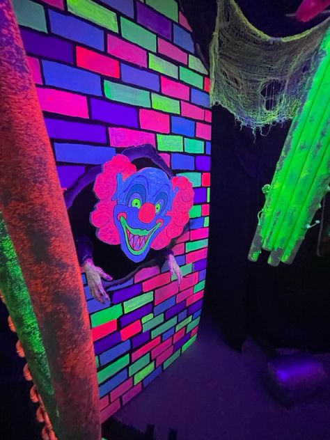 Neon Clown, Blacklight Halloween, Haunted Hallway, Haunted Circus, Haunted Carnival, Halloween Maze, Carnival Ideas, Creepy Carnival, Halloween Circus