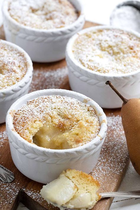 Pear Pudding Cake Pear Pudding Recipe, Pear Pudding Desserts, Quick Pear Dessert, Pears Recipes Dessert, Quick Winter Desserts, Pear Treats, Warm Desserts Winter, Easy Pear Dessert, Pears Dessert