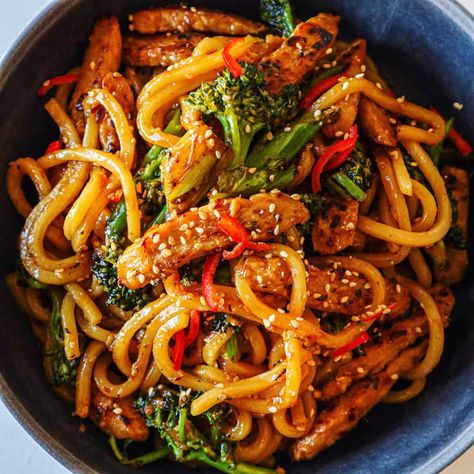 Here is a perfect, quick weeknight meal that’s way better than any takeout. No matter how long of a day I’ve had at work, I can always whip up this Udon Noodles Aesthetic, Vegan Udon Noodles, Udon Noodle Recipe, Chicken Udon Noodles, Vegan Udon, Chicken Udon, Udon Noodles Recipe, Teriyaki Noodles, Fried Udon