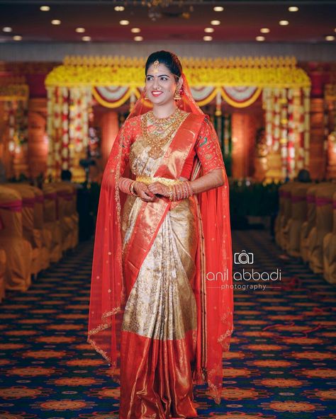 Pelli Kuthuru Sarees, Red Pattu Saree, Bridal Reception Saree, Muhurtham Saree, Green Blouse Designs, Indian Bride Poses, Bride Photos Poses, Bride Attire, Bridal Sarees South Indian