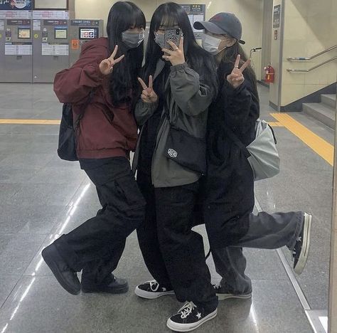 Grey Jacket Aesthetic, Cargo Aesthetic, Friend Group Photo, Aesthetic Friend Group, Aesthetic Friend, Jacket Aesthetic, I Need Friends, 사진 촬영 포즈, Oversized Outfit