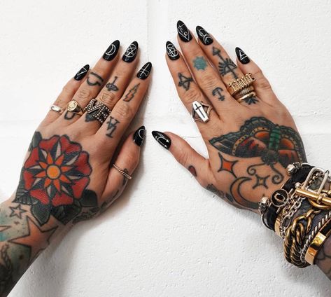 Acrylic Almond Nails Ideas, Almond Nails Ideas, Acrylic Almond Nails, Traditional Hand Tattoo, Australian Tattoo, Nails Grunge, Wild Tattoo, Grunge Nails, Classic Tattoo