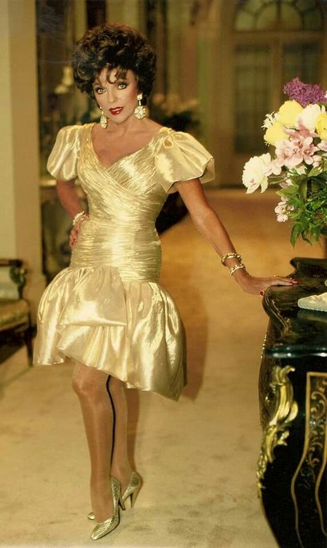 Dynasty alexis in gold lame Metallic Clothing, 50 Shades Of Pink, Alexis Carrington, Dame Joan Collins, Look 80s, Dynasty Outfits, Linda Evans, 80s Celebrities, Fashion 1980s