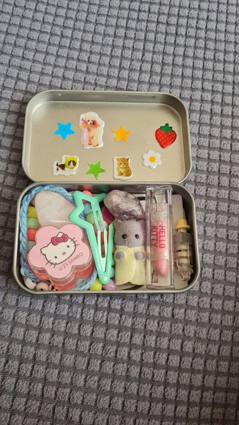 Hello Kitty Altoid Wallet, Altoids Wallet Calico Critters, Altoids Wallet Ideas, Tin Box Crafts, Altoids Wallets, Altoid Wallet, Diy Trinkets, Tin Wallet, Buku Diy