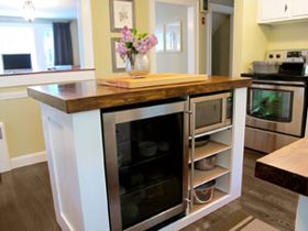 This pic reminds me that I want to have a drawer refrigerator to keep the veggies. Pictures Of Kitchen Islands, Elegant Kitchen Island, Narrow Kitchen Island, Small Kitchen Island Ideas, Portable Kitchen Island, Kitchen Island Storage, Butcher Block Island Kitchen, Kitchen Island With Sink, Narrow Kitchen