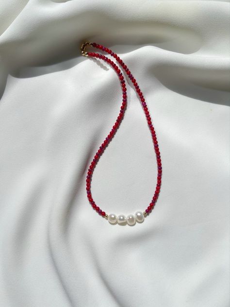 Red Handmade Necklace, Red Necklace Beads, Red Beaded Jewelry, Red Bead Necklace, Pearl Necklace Ideas, Red Beads Necklace, Red Pearl Necklace, Pearl And Bead Necklace, Ruby And Pearl