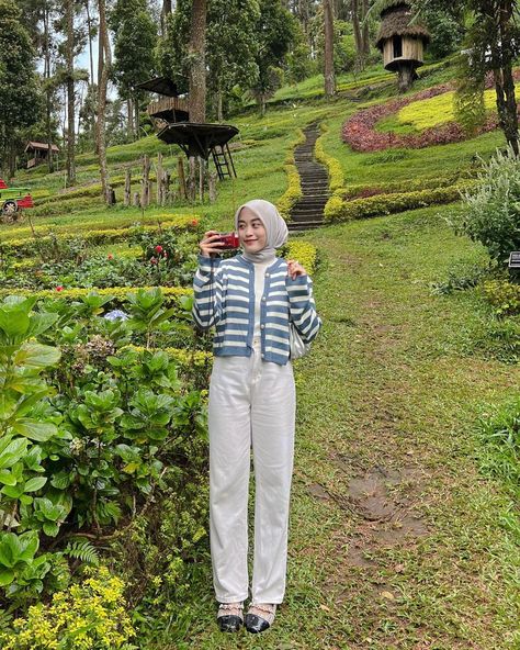 Casual look 💌 Jeans from @jiniso.id 👀 L!nk b!00 no.305 #ootd #ootdhijabindo | Instagram Outfit Jeans Hijab, Outfit Celana Jeans, Ootd Hijab Casual Jeans, Outfit Hijab Casual Jeans, Hijab Outfit Jeans, Outfit Hijab Casual Simple, Jeans Outfit Hijab, Casual Outfits Hijab, Shy Pose