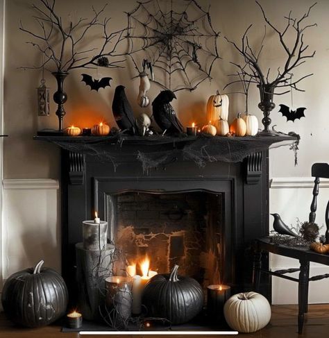 Halloween Decorations Fireplace Mantles, Halloween Chimney Decor, Halloween Mantles, Halloween Fireplace Decor, Halloween Mantels, Halloween Entrance, Tennessee Farmhouse, Halloween Interior, Living Room Halloween Decor