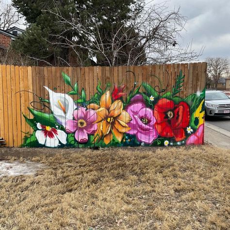 Fence Paintings Art, Painting On Fences Wall Art, Colored Fence Ideas, Spray Paint Flower Art, Flower Fence Painting, Mural Fence Painting, Street Art Flowers, Spray Paint Murals, Fence Murals Painted