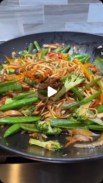 Stir Fry Videos, Chicken Lo Mein Recipe Easy, Chicken Lo Mein Recipe, Lo Mein Recipe, Vegetable Lo Mein, Chicken Lo Mein, Easy Stir Fry, Easy Vegetable, Lo Mein