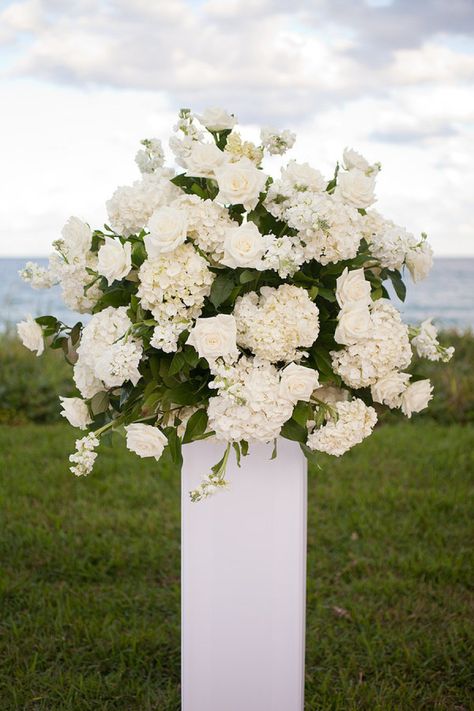 Alter Flowers, Church Wedding Flowers, White Floral Arrangements, Wedding Alters, Altar Flowers, Church Wedding Decorations, Palm Beach Wedding, Wedding Church, Church Flowers