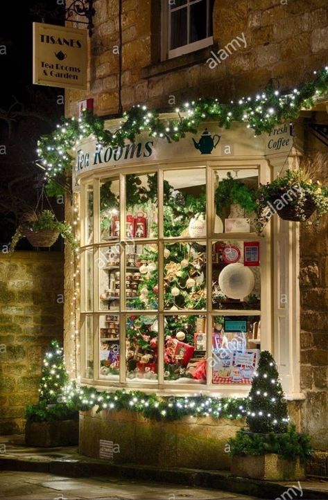 Christmas aesthetics - 30 pictures (2) Front Door With Windows, Windows Christmas, Xmas Poster, Christmas Shop Window, Christmas Window Display, Western Town, Illustration Noel, Store Window, Pretty Christmas