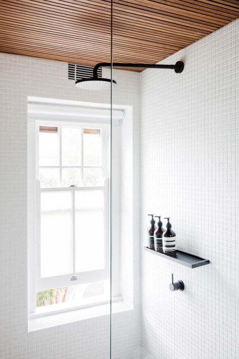 Re:model Drømme Bad, Black Fixtures, White Bathroom Designs, Wooden Ceiling, Creative Storage Solutions, Scandinavian Bathroom, Bad Inspiration, Interior Minimalista, Wood Ceiling