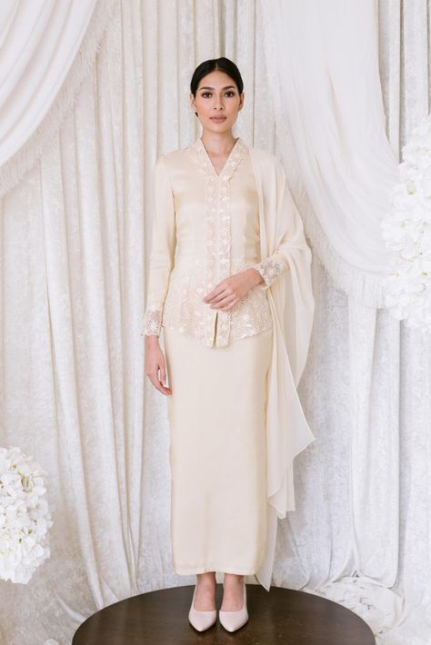 Bridesmaid Guide, Kebaya Nyonya, Ootd Kebaya, Nyonya Kebaya, Malay Wedding Dress, Baju Kahwin, Nikah Outfit, Kebaya Wedding, Muslimah Wedding Dress