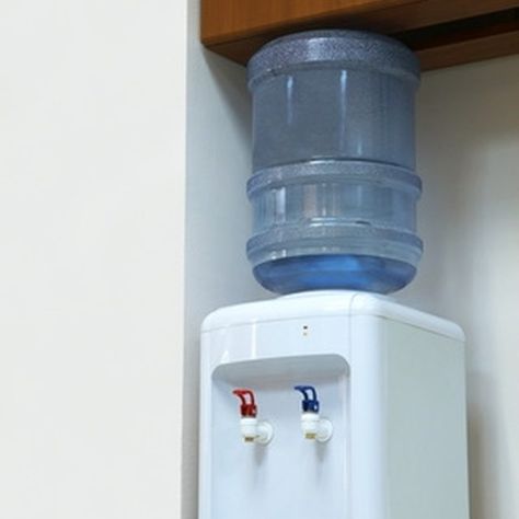 Clean your water dispenser cooler with bleach. Dispenser Ideas, 5 Gallon Water Bottle, Gallon Water Jug, Gallon Water Bottle, Hot Water Dispensers, Vinegar And Water, Diy Cleaners, Cleaning Appliances, Water Coolers