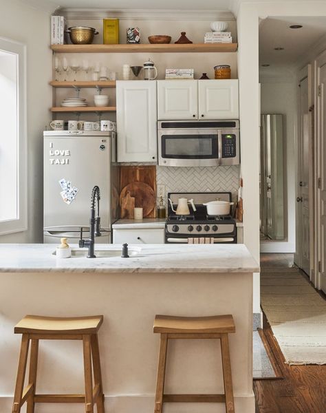 Tiny Kitchen Ideas Apartments Studios, Tiny Luxury Apartment, Small Townhouse Kitchen Ideas, Tiny Kitchens Apartment, Studio Appartement Aesthetic, Nyc Small Kitchen, Minimal Apartment Kitchen, Tiny Studio Kitchen, Nyc Kitchen Apartment