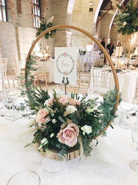 a chic hoop wedding centerpiece with greenery, white and light pink blooms and cards placed on a wood slice Tafel Decor, Outdoor Summer, Diy Centerpieces, Summer Decorating Ideas, 50th Wedding Anniversary, Summer Decorating, 50th Wedding, Tree Diy, Candy Land Christmas