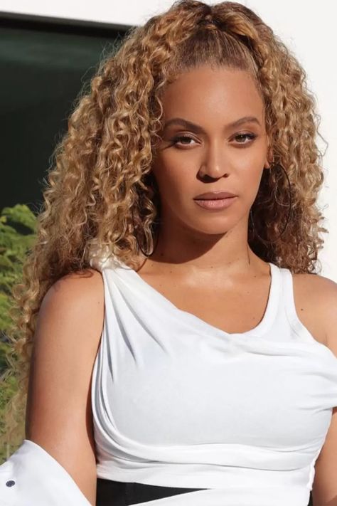 Dark Neutral Blonde Hair Color, Beyonce Curly Hair, Beyonce Hair Color, Beyonce Blonde, Beyonce Hair, Honey Blonde Hair, Hairstyles Updo, Brown Blonde Hair, Hair Color Balayage