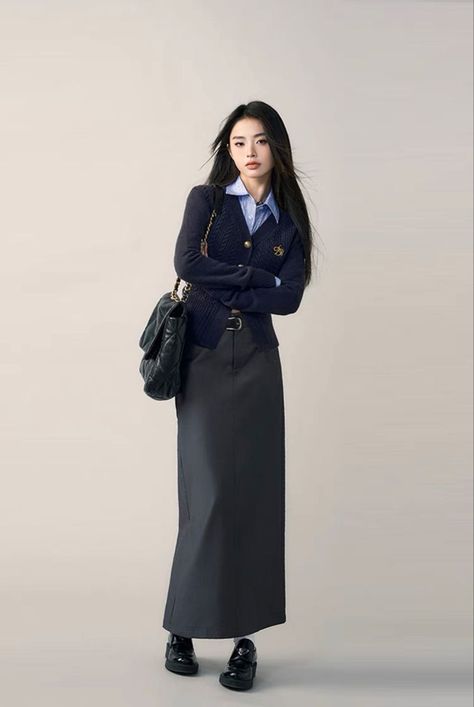 Long Navy Skirt Outfit, Ralph Lauren Aesthetic Outfit, Grunge Outfits Y2k, Outfits Y2k Grunge, Vintage Headphones, Impress Your Crush, Ralph Lauren Aesthetic, Grunge Outfits 90s, Y2k Grunge Outfits