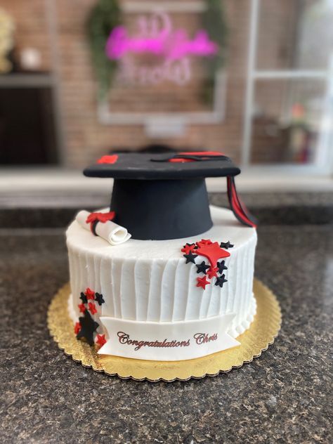 Red White Black Graduation Cake, Red And White Graduation Cake, White Buttercream Frosting, Grad Party Theme, Grad Cake, Graduation Party Cake, Piping Design, White Buttercream, Grad Photoshoot