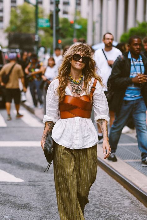 nyfw street style ss25 day 2 Dopamine Outfits, Spanish Street Style, Artsy Street Style, Japan Street Style, Street Fashion New York, Bold Street Style, Feminine Street Style, Colorful Street Style, 2024 Street Style