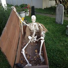 Skeleton Rising From Grave Skeleton Rising From Grave, Halloween Party Hacks, Halloween Comics, Skeleton Photo, Halloween Lawn, Halloween Skeleton Decorations, Celtic Festival, Haunted Attractions, Fall O