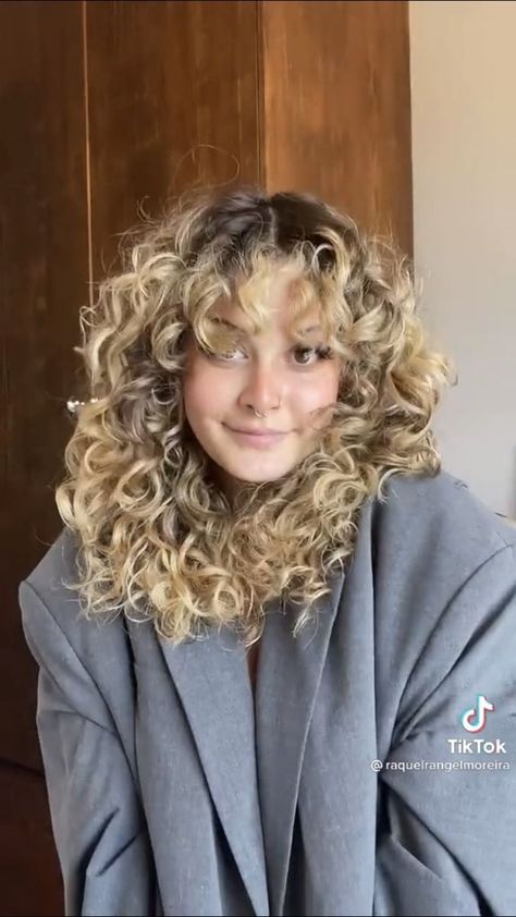 Curly Bangs Highlights, Best Hair Color For Curly Hair Natural Curls, Short Blonde Curly Hair With Bangs, Light Curly Bangs, Curtain Bangs Curly Hair Natural Curls, Blonde Curly Hair With Bangs, Curly Hair Haircuts, 2023 Blonde, Cut Curly Hair