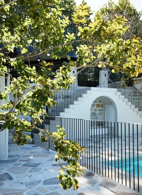 luigi rosselli architects villa nostalgia 009 Curved Pool Fence, Gabion Steps, Italian Fence, Iron Pool Fence, Wrought Iron Pool Fence, Pool Fence Ideas, Architecture Staircase, Wrought Iron Fencing, Exterior Handrail