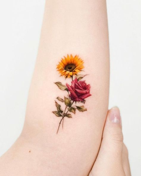 Sunflower And Rose Tattoo, Rose Tattoo Small, Rose Tattoo Meaning, Tato Dengan Makna, Sunflower Tattoo Shoulder, Sunflower Tattoo Small, Rose Tattoos For Women, Sunflowers And Roses, Red Rose Tattoo