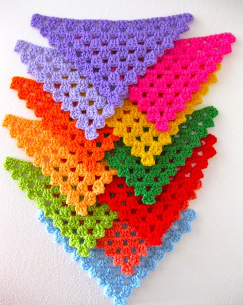 Crocheted Bunting, Crocheted Squares, Crochet Bunting, Crochet Garland, Crochet Triangle, Crochet Blocks, Crochet For Home, Chale Crochet, Crochet Squares