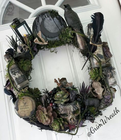 Witchy Door Wreath, Gothic Wreath Diy, Goth Christmas Wreath, Goth Wreath, Vintage Fall Decor, Spooky Wreath, Door Wreaths Diy, Elegant Halloween, Chic Halloween