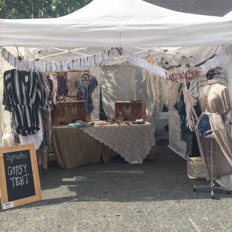 Clothing Booth Display, Clothing Booth, Outdoor Booth, Pop Up Boutique, Pop Up Shop Ideas, Boutique Store Displays, Market Stall Ideas, Farmers Market Display, Vendor Booth Display