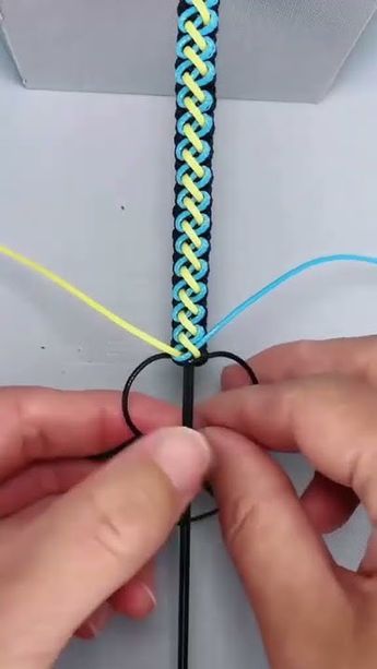 Paracord Projects Diy Easy, How To Make Bracelets With String, Bracelet Ideas String, Bracelets With String, Paracord Weaves, Paracord Projects Diy, Paracord Bracelet Patterns, Diy Bracelets With String, Friendship Bracelets Easy