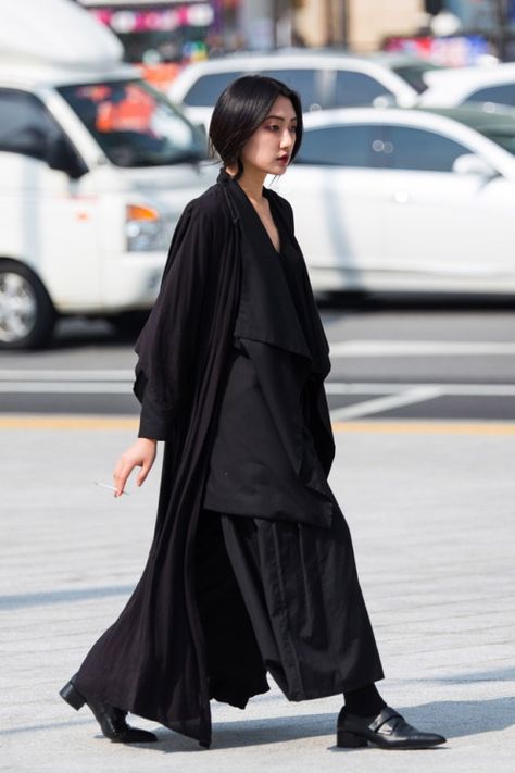 street style @ Seoul Fashion Week FW 2017 Japanese Street Fashion Casual, Avant Garde Fashion Street, Yohji Yamamoto Street Style, Avant Garde Street Style, Street Style Seoul, Modern Japanese Fashion, Modeling Outfits, Japan Fashion Street, All Black Fashion