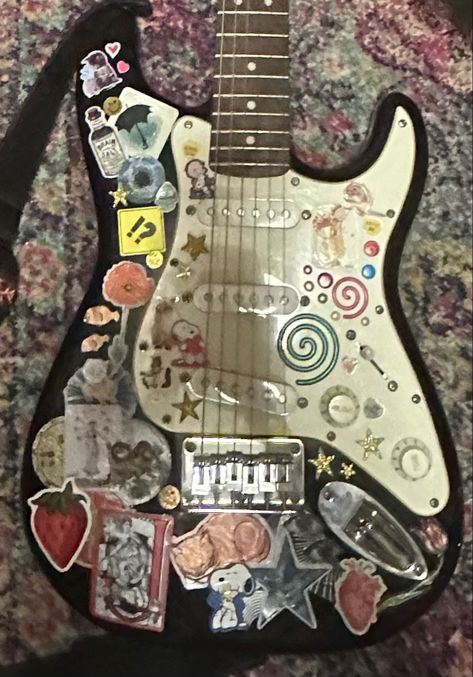 Decorate Guitar Ideas, Sticker Covered Guitar, Stickers On Electric Guitar, Guitar Fret Stickers, Guitar Case Stickers, Decorated Electric Guitar, Decorated Guitars Stickers, Guitar Covered In Stickers, Guitar With Stickers Aesthetic