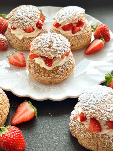 Choux au Craquelin (strawberry & cream) — Oh Cakes Winnie Dessert Cannoli, Eclairs Dessert, Asian Side Dishes, Desserts Fruit, Puff Pastries, Things To Bake, Pastry Shells, Choux Pastry, Wafer Cookies