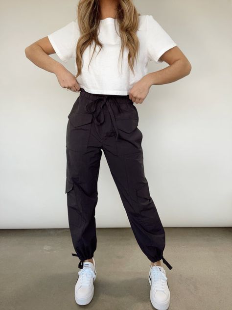 Black Jogger Outfits Women Work, Cargo Joggers Outfits Women, Cargo Joggers Outfits, Cargo Pants Women Outfit, Joggers Outfit Women, Coach Outfits, Teacher Fits, Lane 201, Cargo Pants Outfit Women