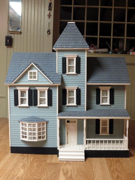 Dollhouse Exterior, Blue Dollhouse, Dollhouse Renovation, Doll House Plans, Pink Door, Dolls House Interiors, House Interiors, House Diy, Doll Houses