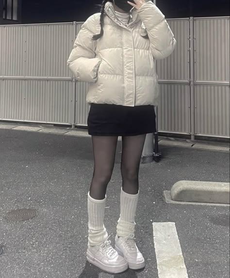 Fall White Maxi Skirt Outfits, Puffer Jacket With Skirt Outfit, Cute Winter Jacket Outfits, Fleece Skirt Outfit, China Winter Outfit, White Puffer Vest Outfits For Women, Puffer Jacket With Skirt, Puffy Jacket Outfit Street Style, Winter Outfits Korean Street Style