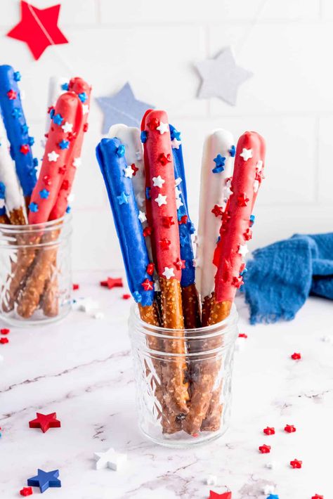 Easy 4th of July Pretzels White Chocolate Pretzel Rods, Patriotic Appetizers, Decorated Pretzels, Patriotic Snacks, Summer Party Appetizers, Chocolate Pretzel Rods, White Chocolate Pretzels, Breakfast Sides Dishes, Starbucks Pumpkin Spice Latte