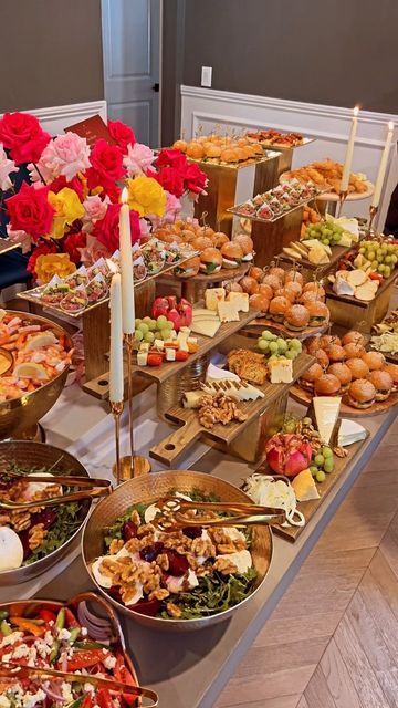 Sliders Party Buffet, Luxury Buffet Food, Dawat Table, Slider Platter, Party Sliders, Podcast Launch, Bacon Mac And Cheese, Party Food Platters, Catering Events