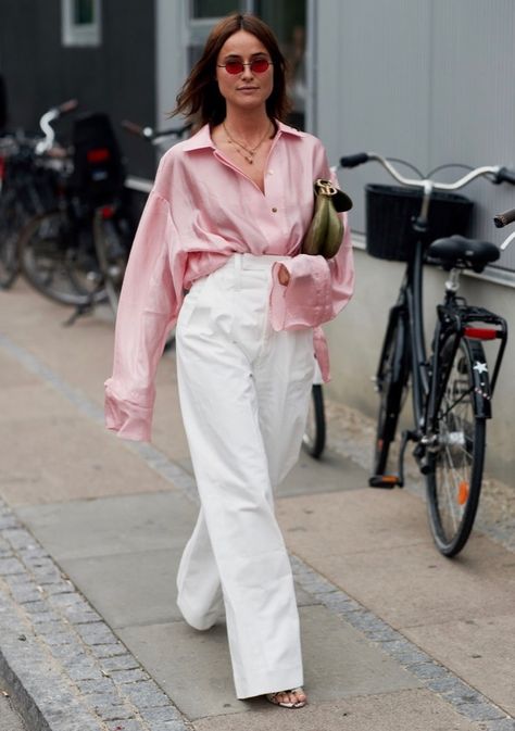 Street Style Ways to Wear Baggy Pants Without Looking Sloppy Casual Chique Stijl, September Fashion, Moda Hippie, Style Désinvolte Chic, Maxi Dress Summer, Fashion Week 2018, Beige Outfit, Copenhagen Fashion Week, Looks Street Style